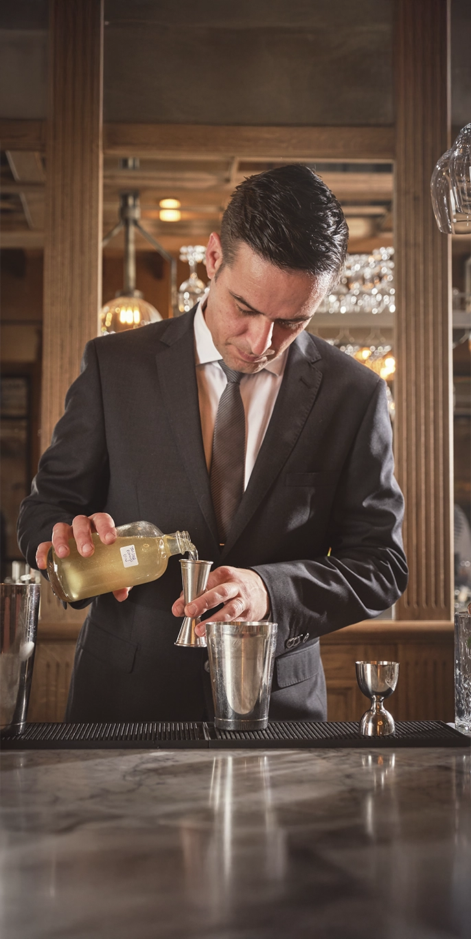 hombre-camarero-coctel-preparación-restaurante-hotel