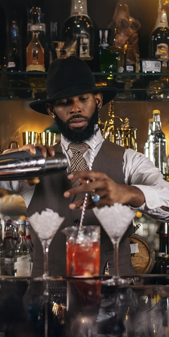 hombre-coctel-preparación-restaurante-hotel